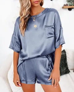 Effen zijde-achtige pyjamaset met korte mouwen en shorts voor comfortabele ontspanning.
