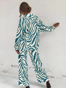 Vue détaillée de l'ensemble assorti à imprimé zèbre avec manches longues et pantalon.