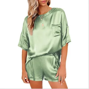 Satijn pyjama set detail met korte mouwen top met zak en bijpassende comfortabele shorts.