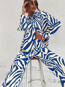 Ensemble chemise à manches longues et pantalon imprimé zèbre bleu et blanc stylé.