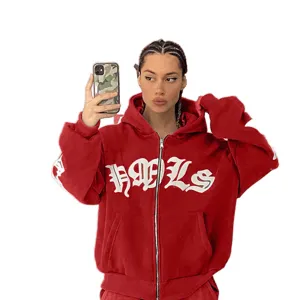 Damen Streetwear roter Kapuzenpullover mit Reißverschluss und gothischem Brustdruck.