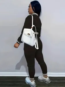 Vista dettagliata del set sportivo casual da donna con giacca elegante e pantaloni abbinati.