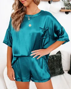 Gedetailleerd overzicht van de effen satijnen pyjamaset met korte mouwen en korte broek.