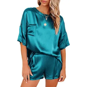 Effen satijnen pyjamaset met top met korte mouwen met zakje en bijpassende shorts.