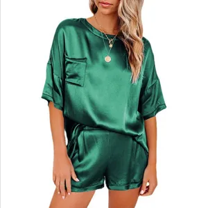 Groene satin pyjama set detail, korte mouw top met borstzak en bijpassende korte broek.