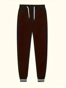 Vista dettagliata di eleganti pantaloni casual marroni con coulisse e polsini a righe.