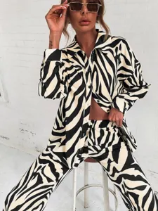 Détail de l'ensemble chemise et pantalon à imprimé zèbre noir et blanc, style streetwear chic.