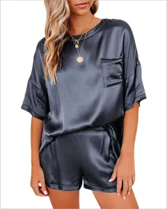 Gedetailleerd overzicht van de donkergrijze satijnen pyjamaset met top en bijpassende short.