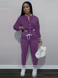 Completo tuta sportivo viola da donna a due pezzi con giacca corta e pantaloni comodi giornalieri.
