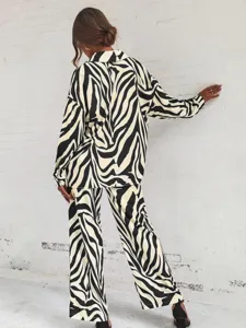 Vue arrière d'un ensemble élégant à imprimé zèbre avec chemise à manches longues et pantalon.