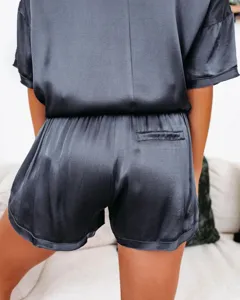 Achterkant detailopname van de effen kunstzijde pyjama short set voor comfortabel thuis.