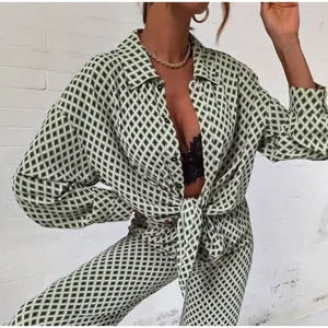 Gros-plan sur les details de la chemise a manches longues imprimee geometrique avec nouage.