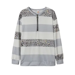 Detailansicht Damen Sweatshirt mit V-Ausschnitt, Halbreißverschluss und Leopardenmuster.