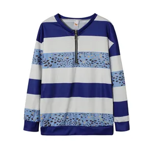 Lässiges V-Ausschnitt Sweatshirt mit Reißverschluss, blau-weißen Streifen und Leopardenmuster.