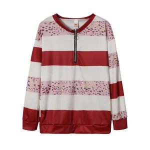 Details des Damen Sweatshirts mit V-Ausschnitt, Reißverschluss und Streifen-Leo-Muster.