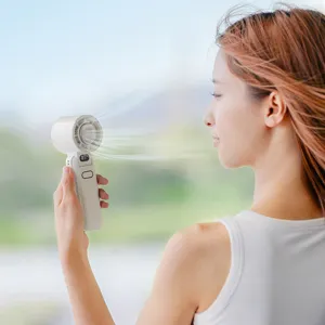Mini ventilatore di raffreddamento portatile a mano in dettaglio, ideale per estate e viaggi.