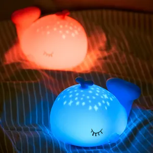 Vue détaillée de la jolie veilleuse baleine en silicone avec projection d'étoiles LED.