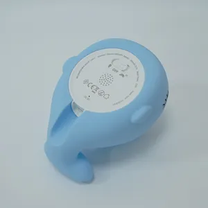 Vue détaillée de la veilleuse baleine en silicone, avec interrupteur et port de charge.