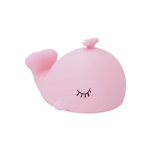Vue détaillée veilleuse baleine en silicone, texture douce rose et design endormi mignon LED.