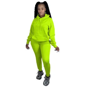 Detail der neongrünen Fleece-Jogginghose mit Kapuzenpulli und praktischer Tasche.