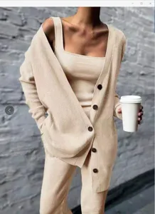 Ensemble trois pièces en tricot pour femme cardigan haut pantalon beige automne détail