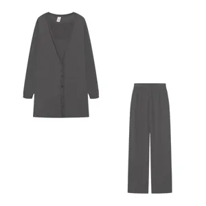 Ensemble 3 pièces en tricot gris foncé pour femme comprenant cardigan, gilet et pantalon.