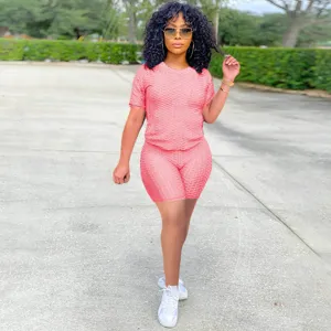Set sportivo estivo da donna rosa con top a maniche corte strutturato e pantaloncini.