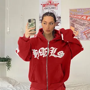 Damen roter Kapuzenpullover mit Reißverschluss, Streetwear Stil und gothischen Brustbuchstaben.