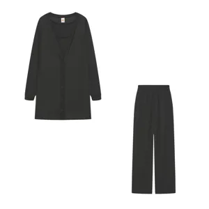 Ensemble trois pièces en tricot noir classique avec cardigan, gilet et pantalon confortable.