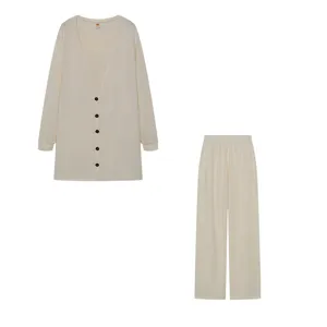 Détail d'ensemble loungewear en tricot beige, cardigan doux, débardeur et pantalon.