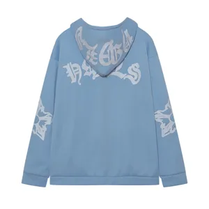 Detailansicht des hellblauen Streetwear-Hoodies mit auffälligen gotischen Grafikdrucken.