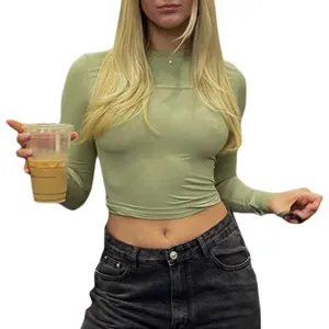 Λεπτομέρεια του μονόχρωμου, στενού crop top με μακριά μανίκια για καθημερινό στυλ.