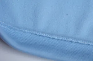 Hellblaue Kapuzensweatshirt Stoffdetail, weiche Fleece-Textur, saubere Doppelnaht.