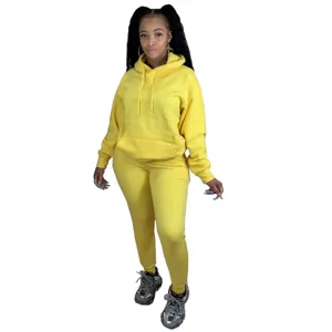 Detailaufnahme des leuchtend gelben Fleece-Hoodies und der passenden Jogginghose.
