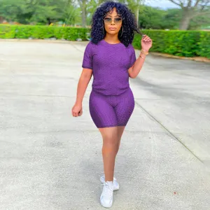 Set yoga corto a maniche corte viola, abbigliamento sportivo strutturato per donne.