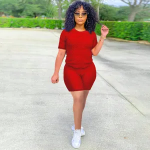 Completo sportivo donna due pezzi rosso con top corto testurato e pantaloncini ciclista