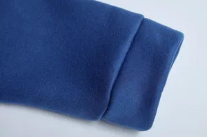 Nahaufnahme des blauen Damen Streetwear Hoodie Bündchens mit hochwertiger Stoffstruktur.