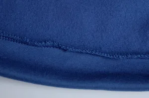 Nahaufnahme des blauen Damen-Hoodie-Stoffs mit feinen Nähten und weicher Fleece-Textur.