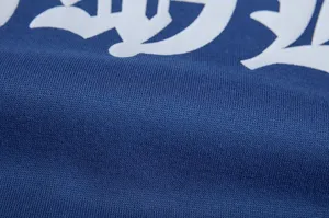 Blaues Strick-Hoodie-Detail mit gotischem Print, weicher Stofftextur, stilvoller Streetwear-Look.