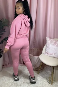 Rosa Fleece Trainingsanzug Detailansicht, kuscheliges Kapuzenpullover und Hosen Set.