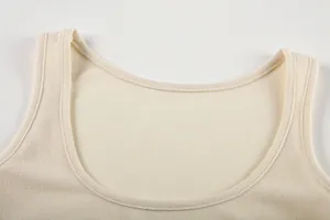 Détail débardeur thermique femme beige en tricot côtelé doux, design sans manches.