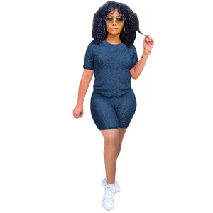 Set sportivo da donna a due pezzi con top corto a maniche corte e pantaloncini da yoga.
