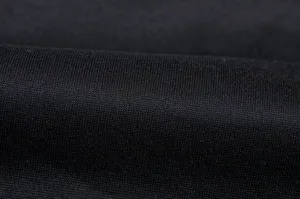 Nahaufnahme des Stoffdetails von schwarzem Kapuzensweatshirt mit feiner Stricktextur.