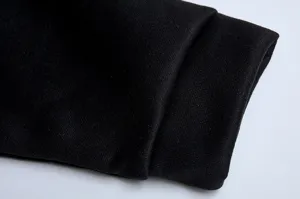 Detaillierte Nahaufnahme der schwarzen Stoffmanschette mit feiner Rippenstruktur und Qualität.