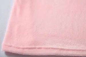 Gros plan sur le tissu polaire rose d'un peignoir d'hiver douillet, doux et bien chaud.