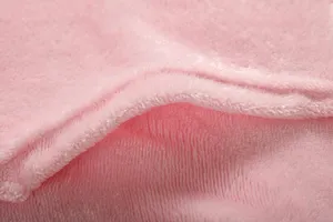 Gros plan detail tissu polaire rose, texture douce et moelleuse matiere vetement hiver chaud.