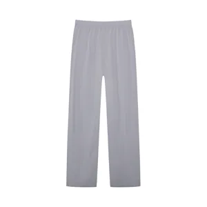 Gedetailleerd overzicht van dames casual effen broek met wijdere pijpen en zachte stof.