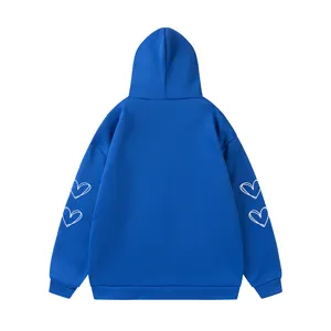 Sweat à capuche bleu avec des imprimés de cœurs blancs sur les manches, veste polaire.