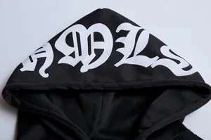 Schwarzer Kapuzenpullover mit gotischem Buchstabenprint, trendige Streetwear Hoodiedetails.
