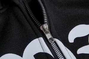 Detailaufnahme eines schwarzen Kapuzenpullovers mit Reißverschluss und Schaumstoffdruck.
